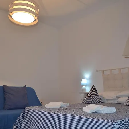 Bed & Breakfast Into The Wild Green *